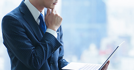 悩むビジネスマン